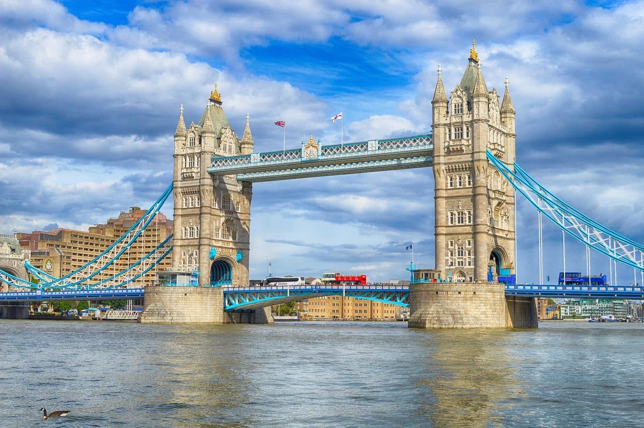 Vista da Tower Bridge sobre o Rio Tâmisa em Londres