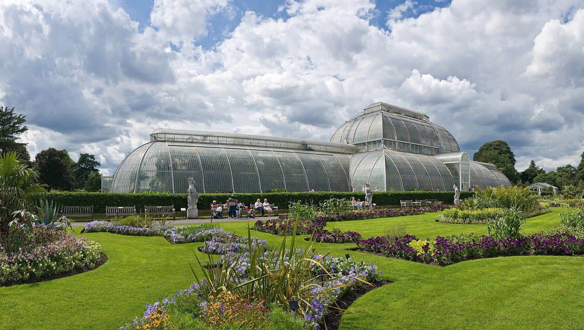 Vista da estufa Palm House no Kew Gardens em Londres