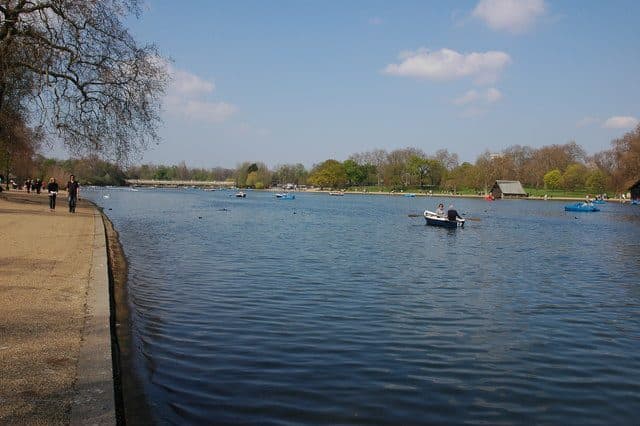 Vista do lago The Serpentine no Hyde Park