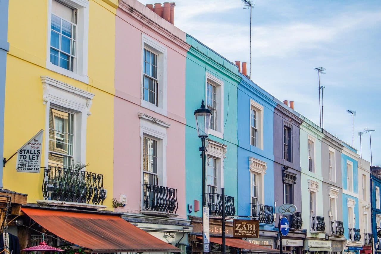 Fachadas de lojas e arquitetura urbana ao longo da Portobello Road em Notting Hill