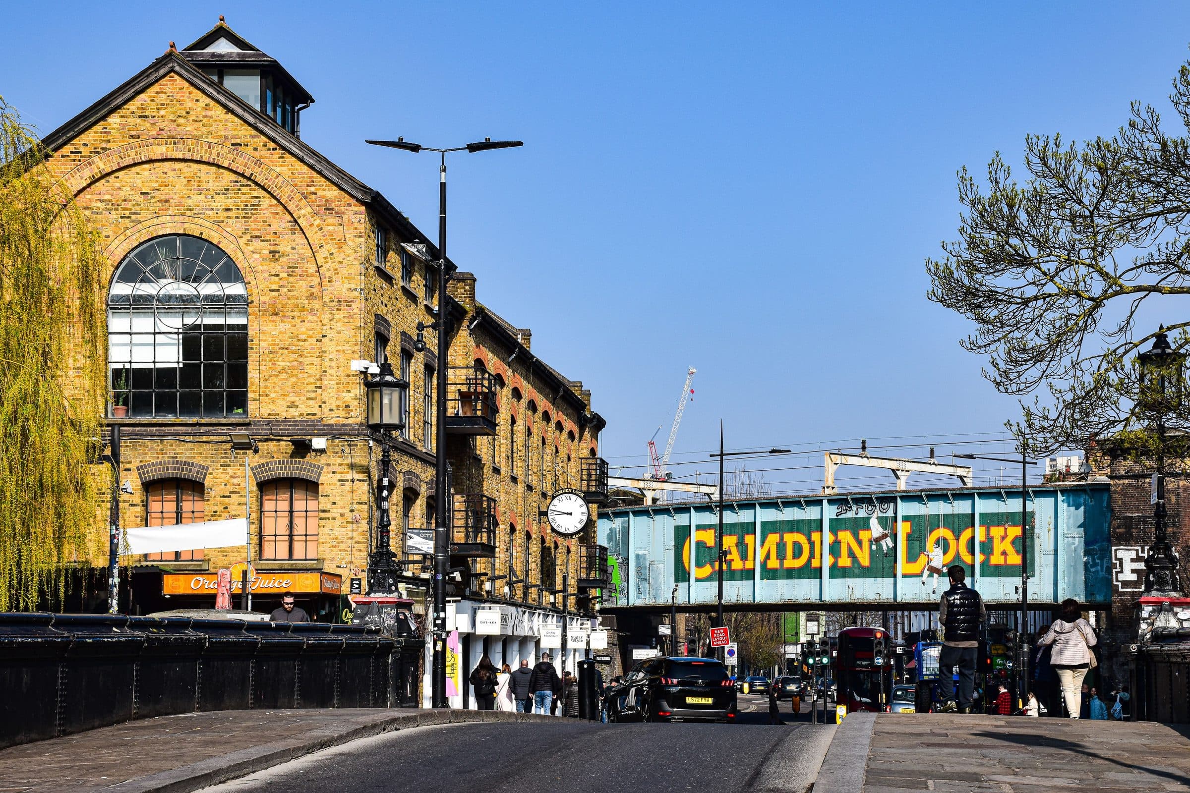 Movimento de pessoas diante da arquitetura histórica no Camden Lock Market em Londres