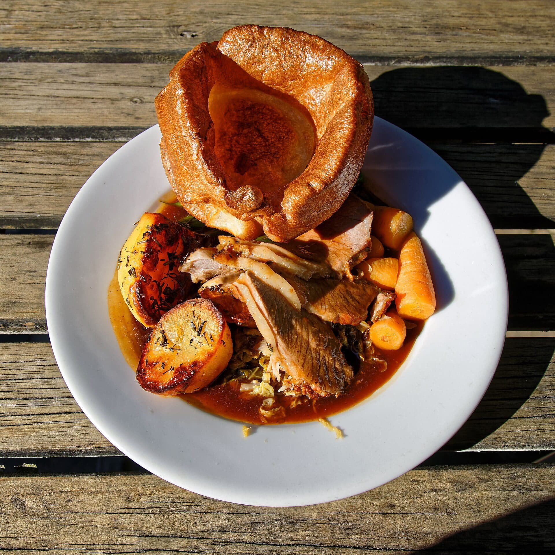 Prato de Sunday roast com cordeiro servido no Black Horse Inn, em Nuthurst, West Sussex