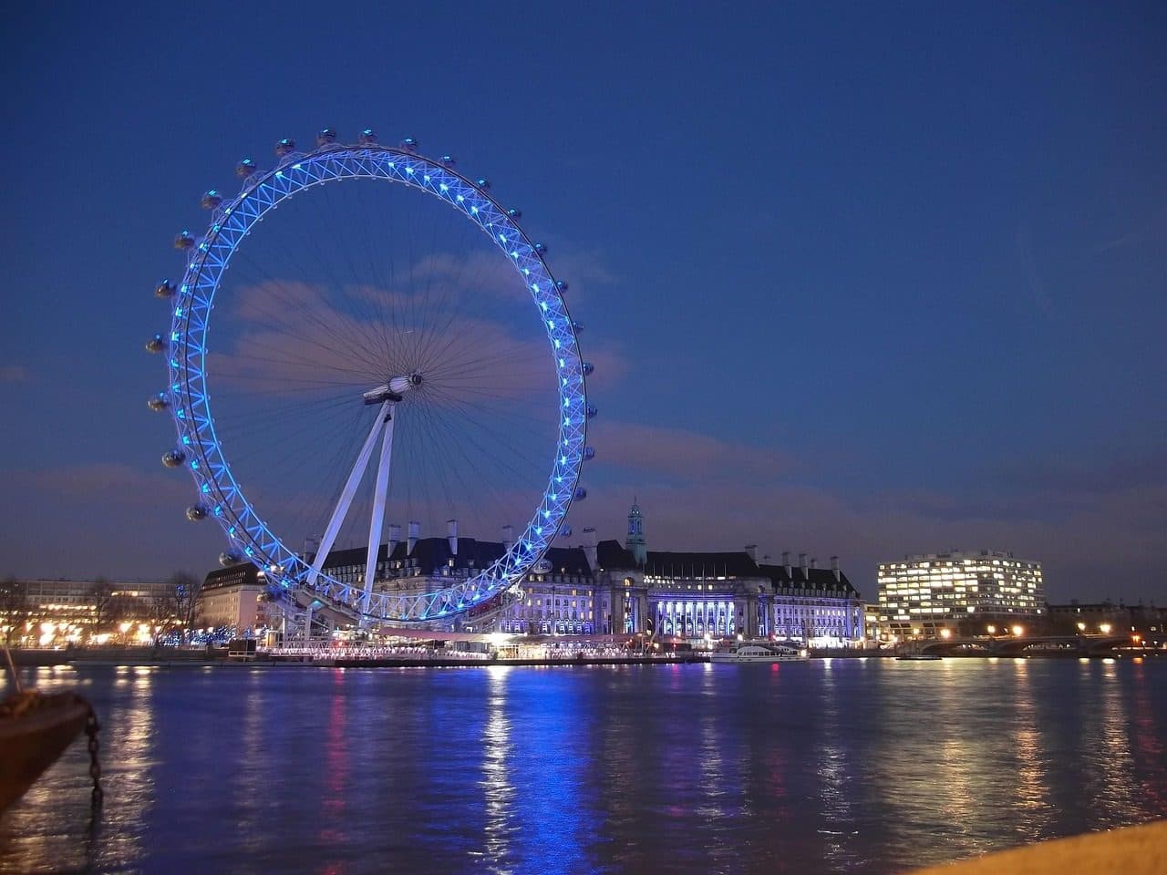 Vista da cidade de Londres com elementos turísticos na Inglaterra