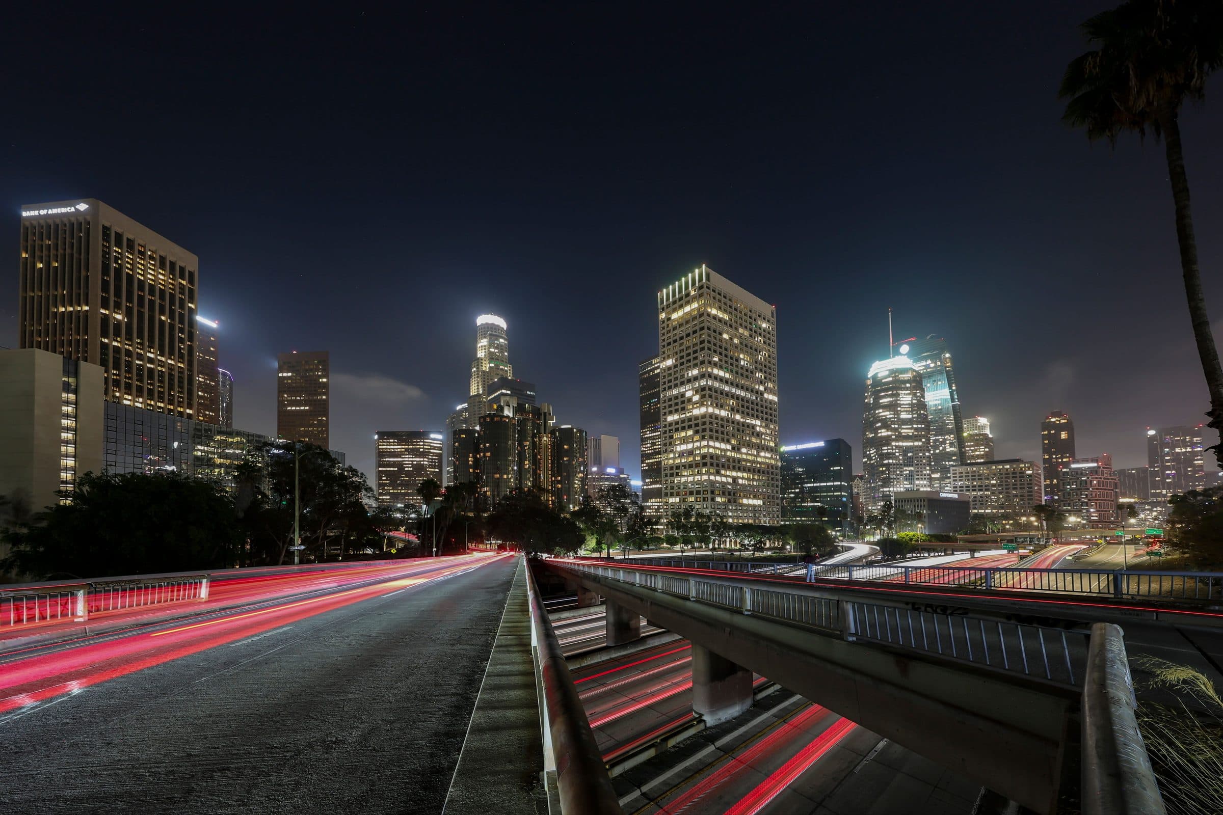 Vista noturna dos arranha-céus iluminados de Downtown Los Angeles