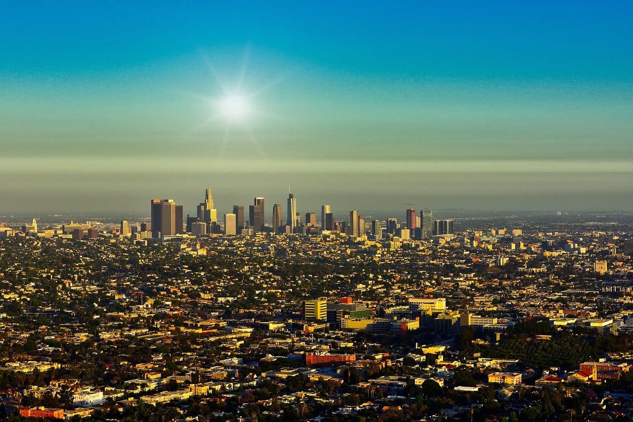Vista da paisagem urbana e dos prédios de Los Angeles durante o pôr do sol