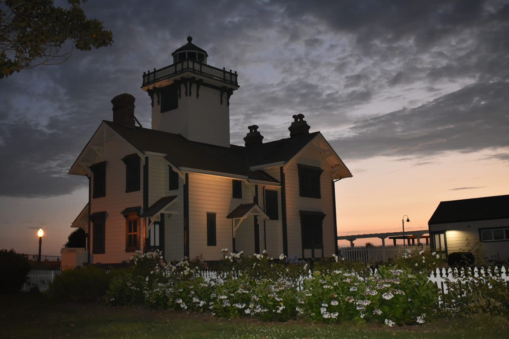 Farol de Point Fermin cercado por flores