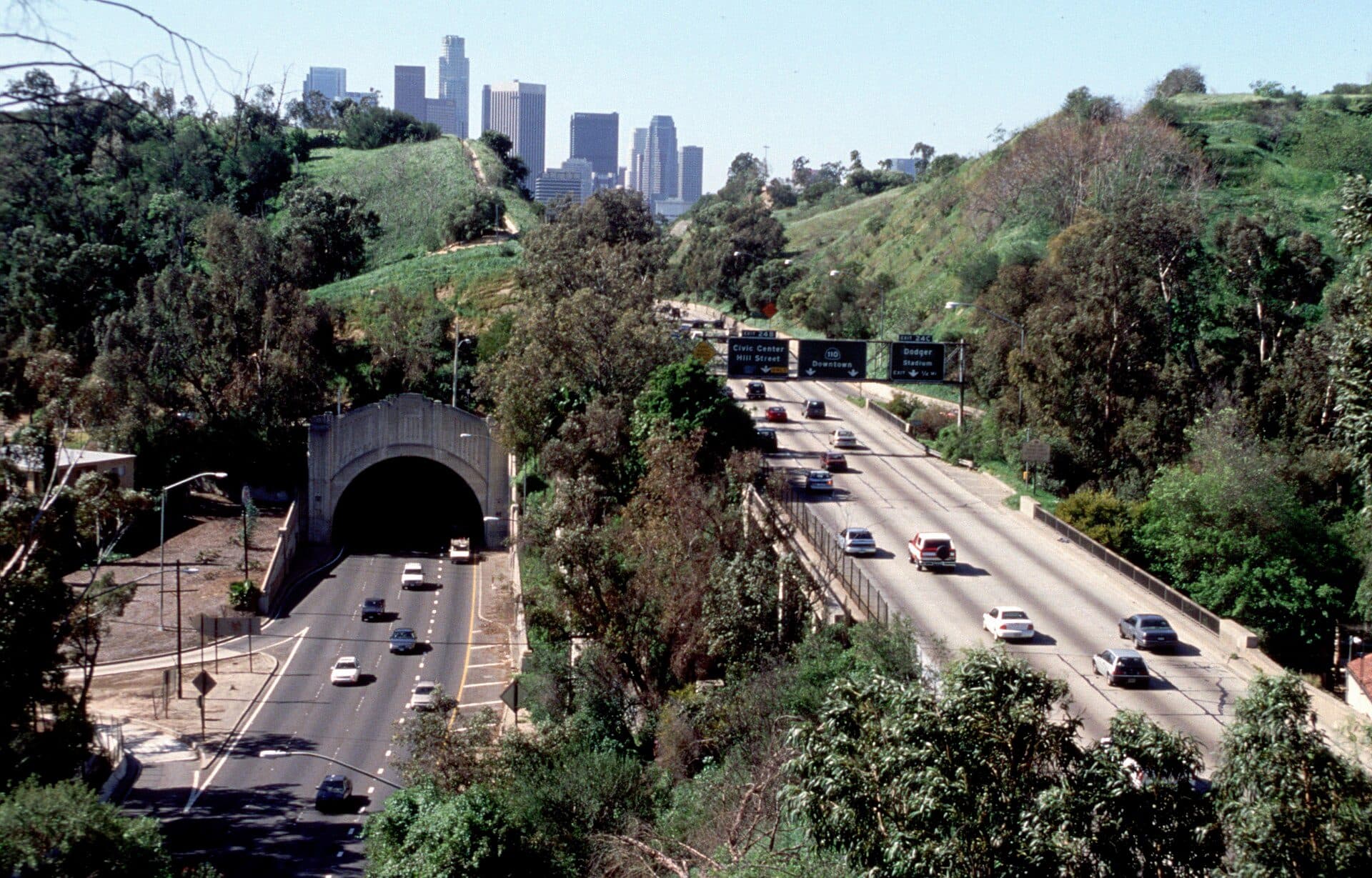 Vista da Arroyo Seco Parkway atravessando o Elysian Park