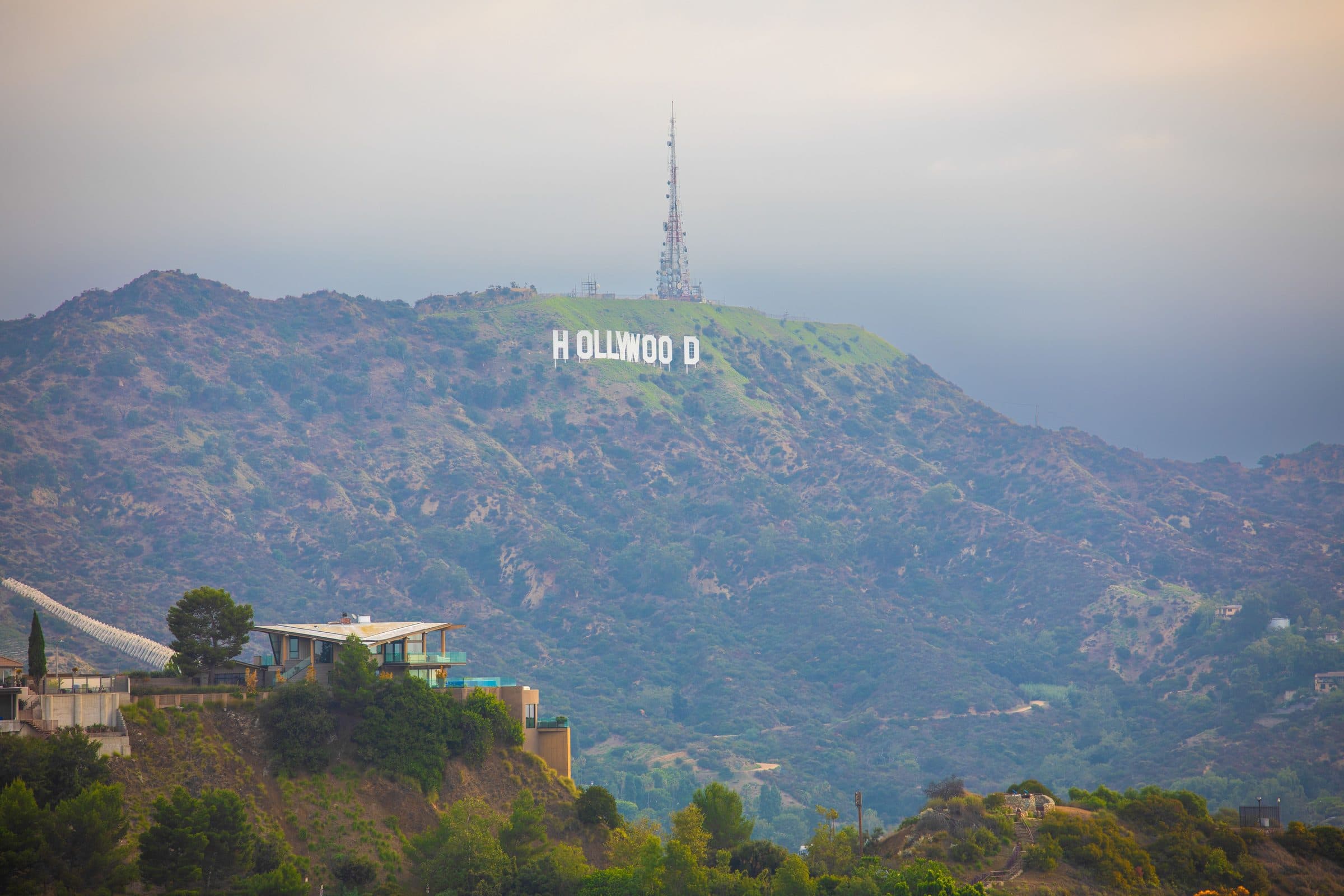 Vista do Hollywood Sign no topo de colinas verdes em Los Angeles, Califórnia