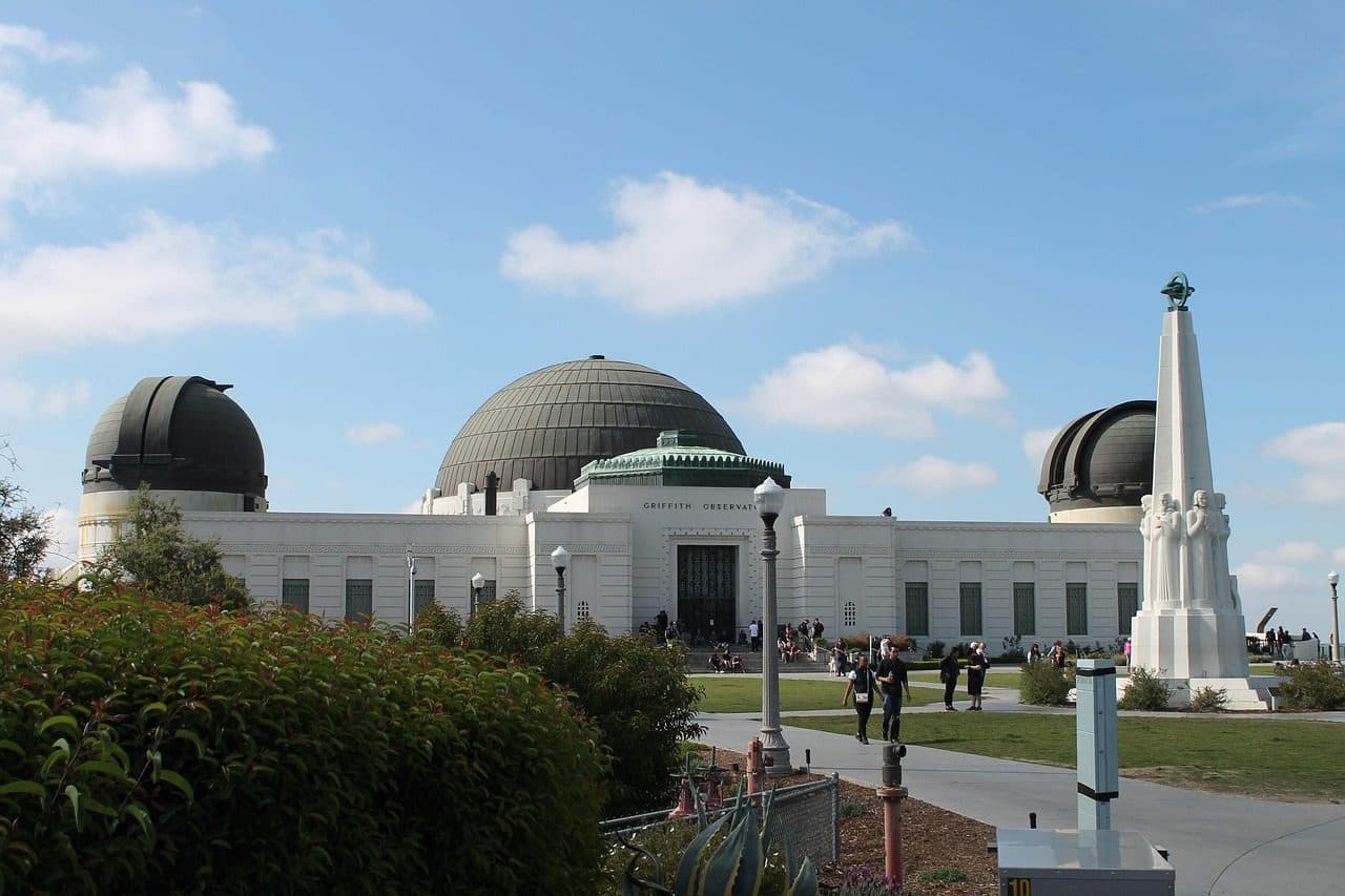 Vista exterior do edifício do Griffith Observatory em Los Angeles, Califórnia