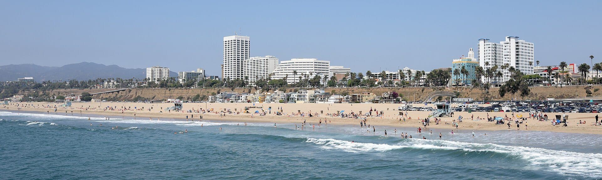 Vista da praia de Santa Monica com mar e areia
