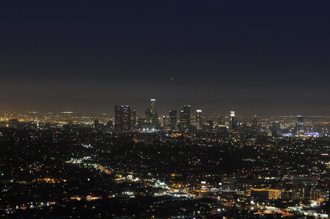 Vista panorâmica noturna do skyline de Los Angeles iluminado pelas luzes da cidade