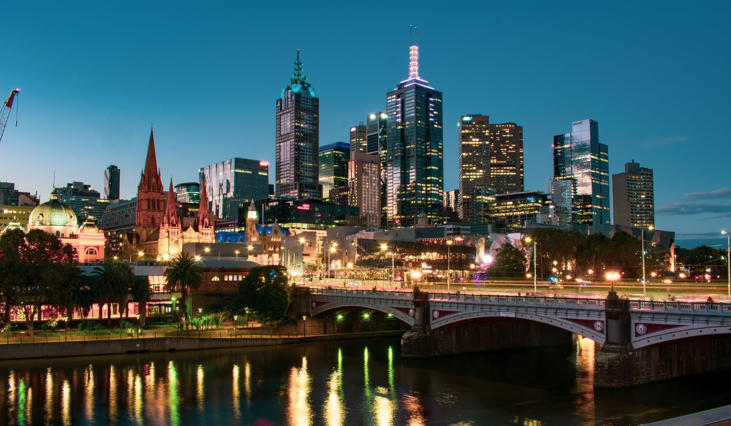 Skyline de Melbourne refletido no Rio Yarra durante o entardecer