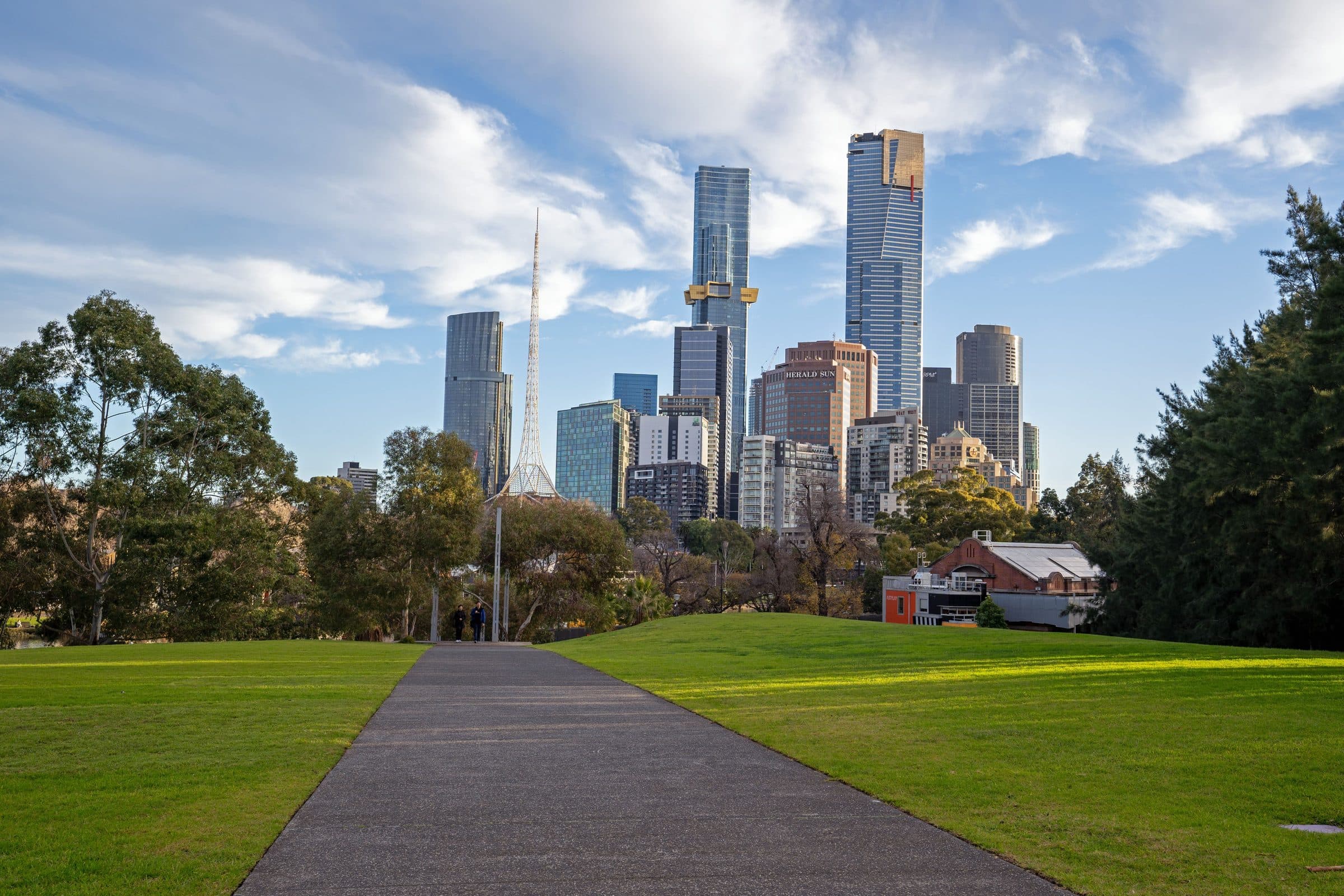 Horizonte urbano de Melbourne com edifícios e o rio Yarra