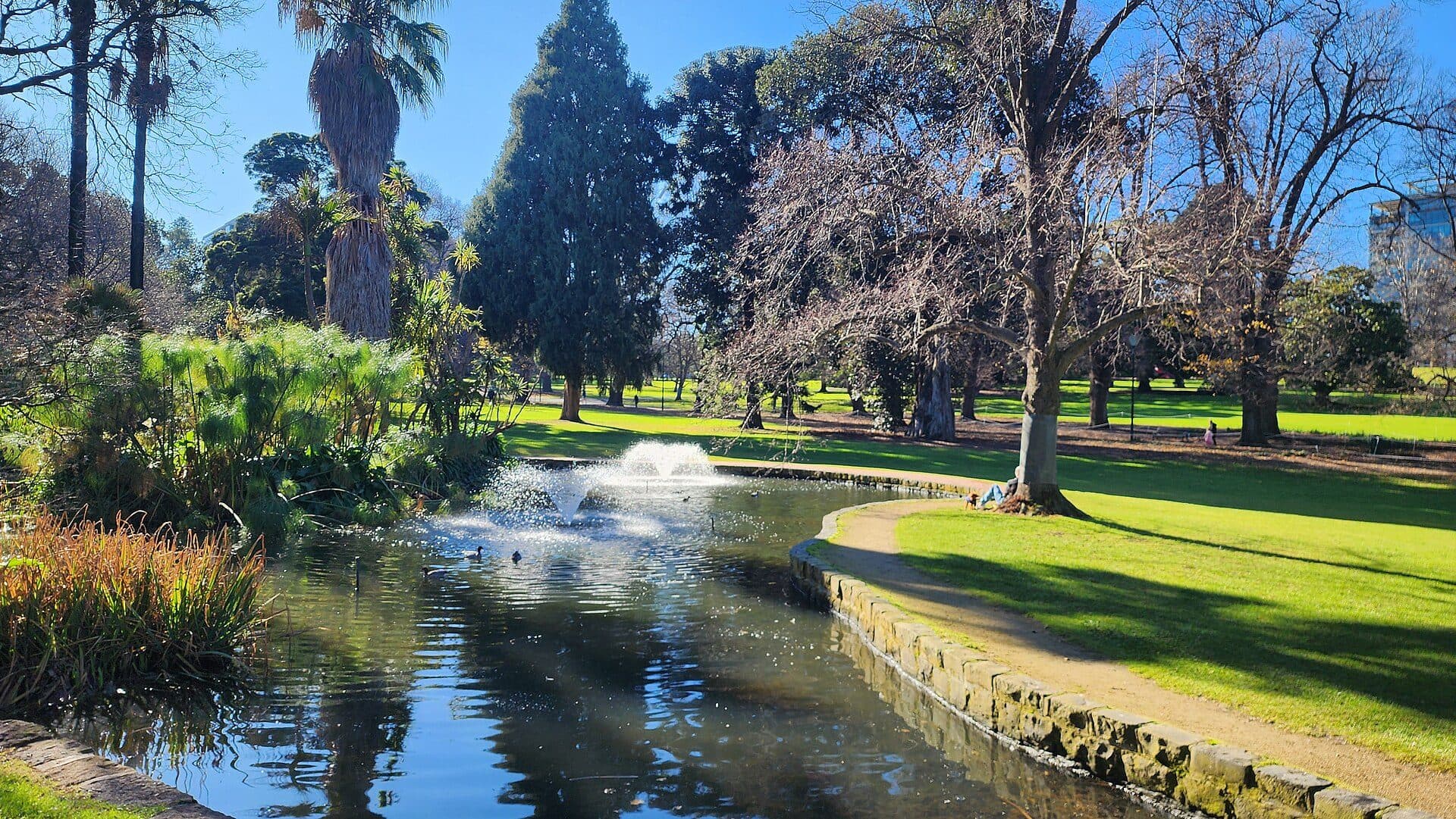Vista norte do lago e do monte nos Fitzroy Gardens