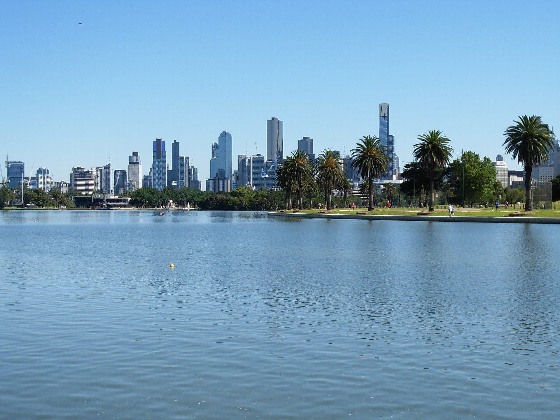 Vista do Albert Park Lake com a cidade de Melbourne ao fundo
