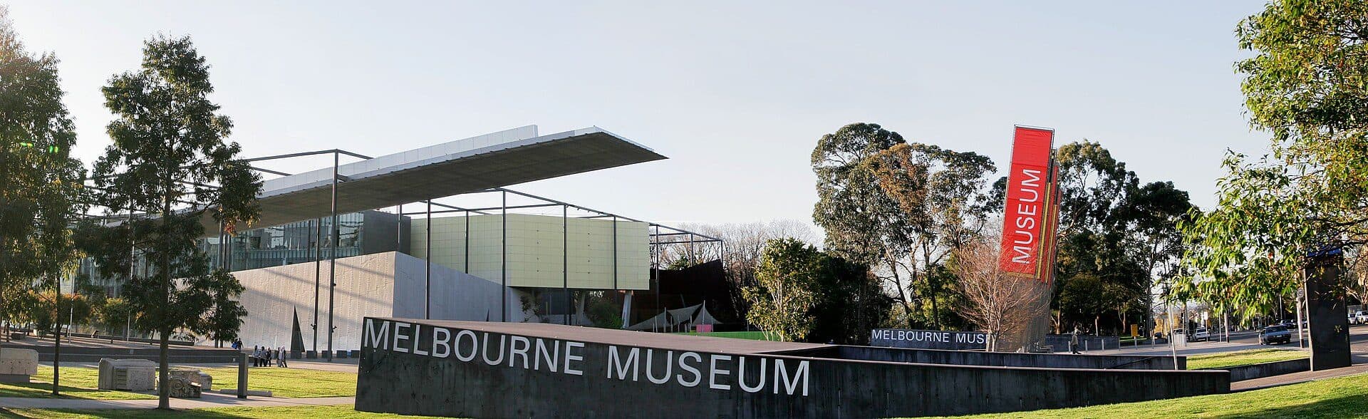 Vista panorâmica da fachada externa do Museu de Melbourne
