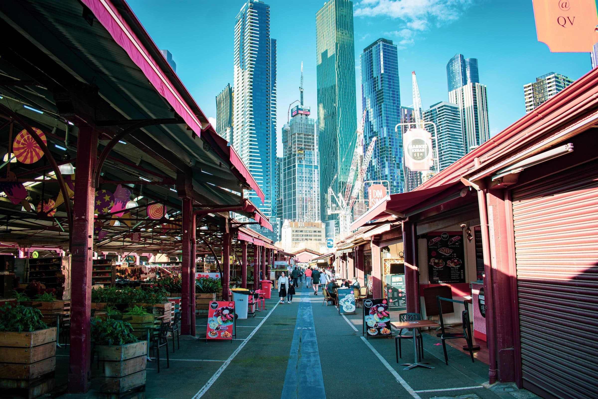 Vista do Queen Victoria Market com os edifícios de Melbourne ao fundo