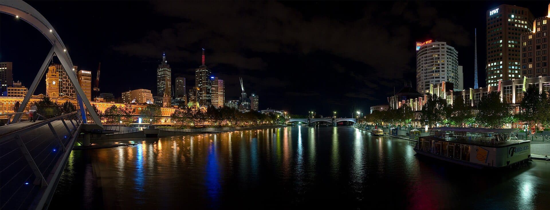 Vista panorâmica noturna do Rio Yarra em Melbourne