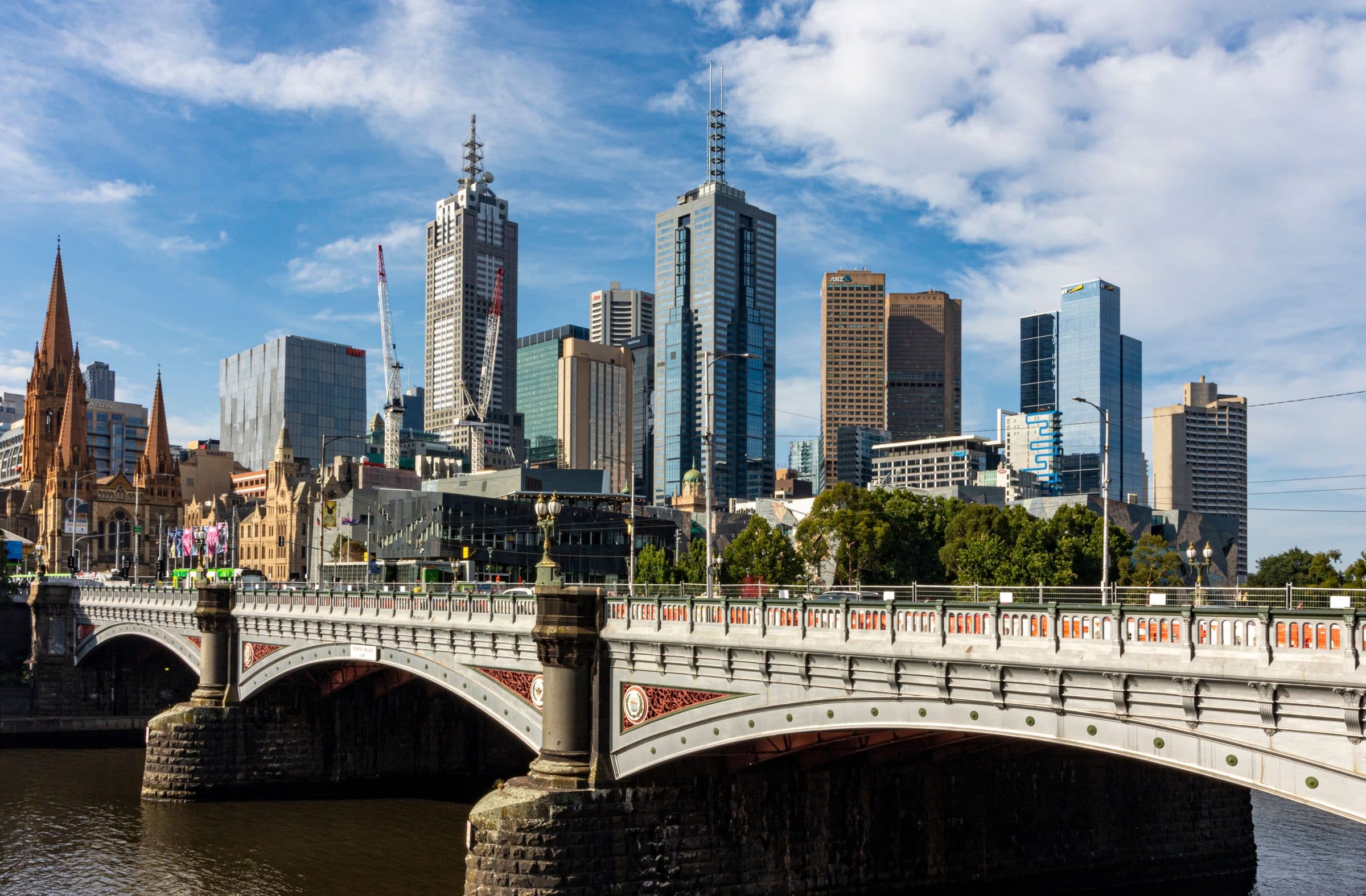 Vista dos arranha-céus de Melbourne com a Princes Bridge e o Yarra River