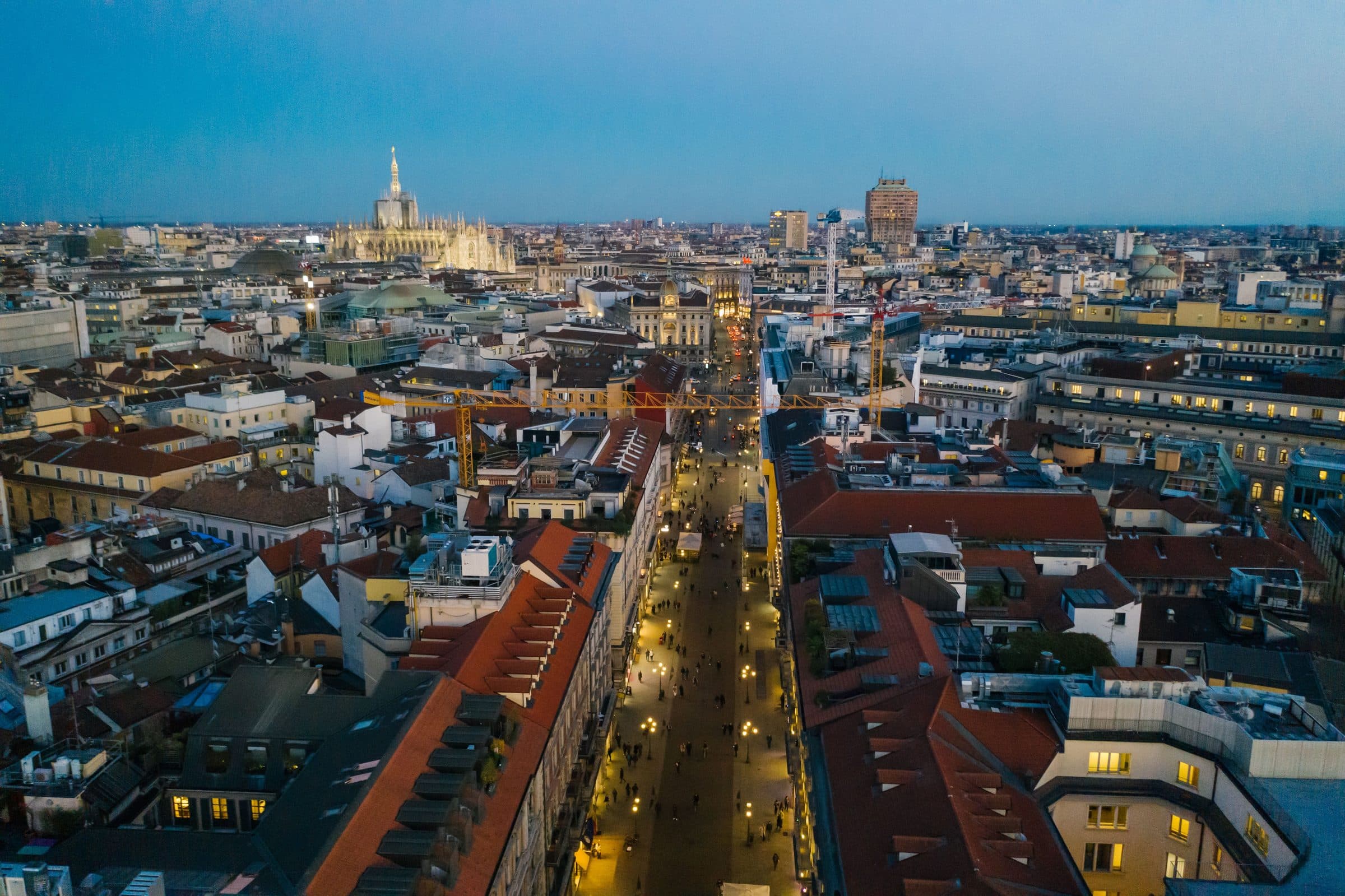 Vista aérea da cidade de Milão com ruas iluminadas e a catedral