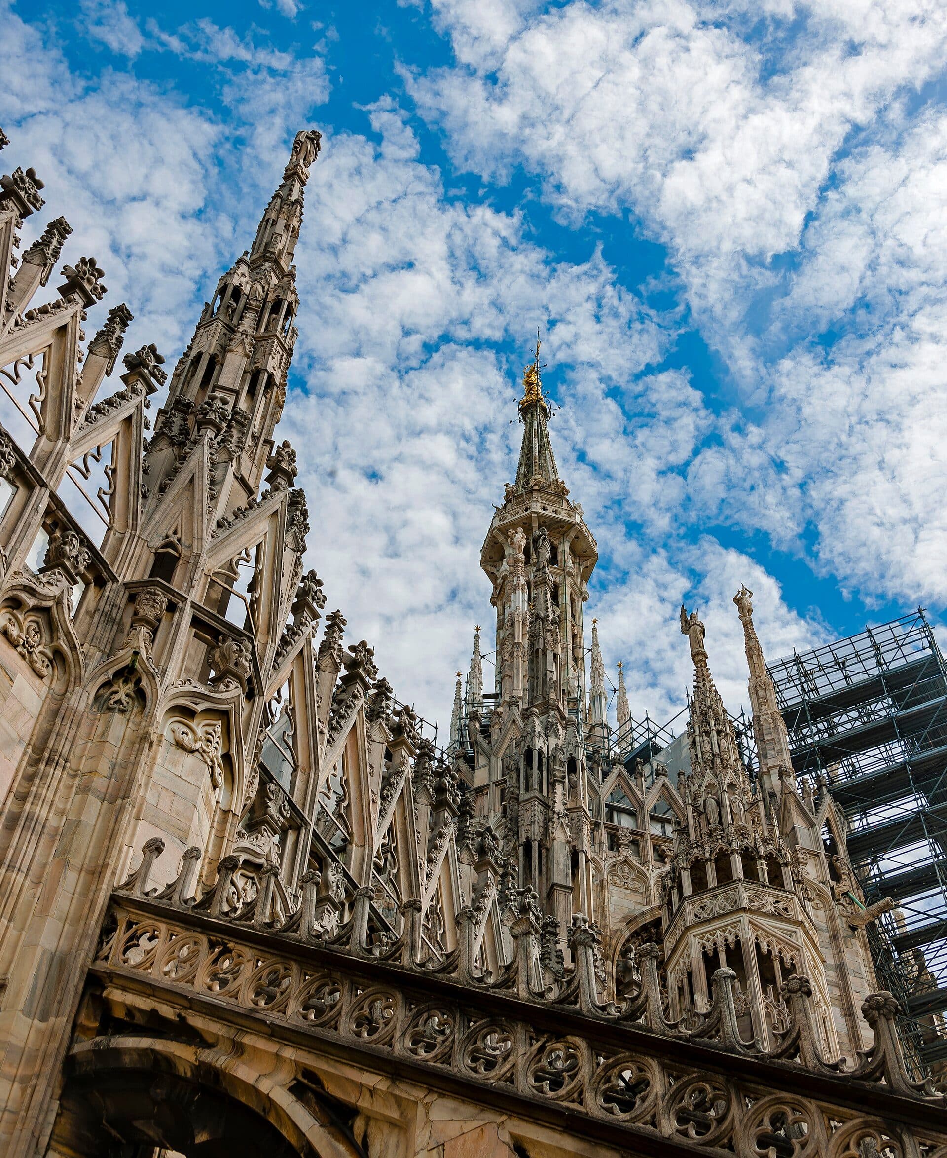 Vista de baixo para cima dos pináculos do Duomo de Milão