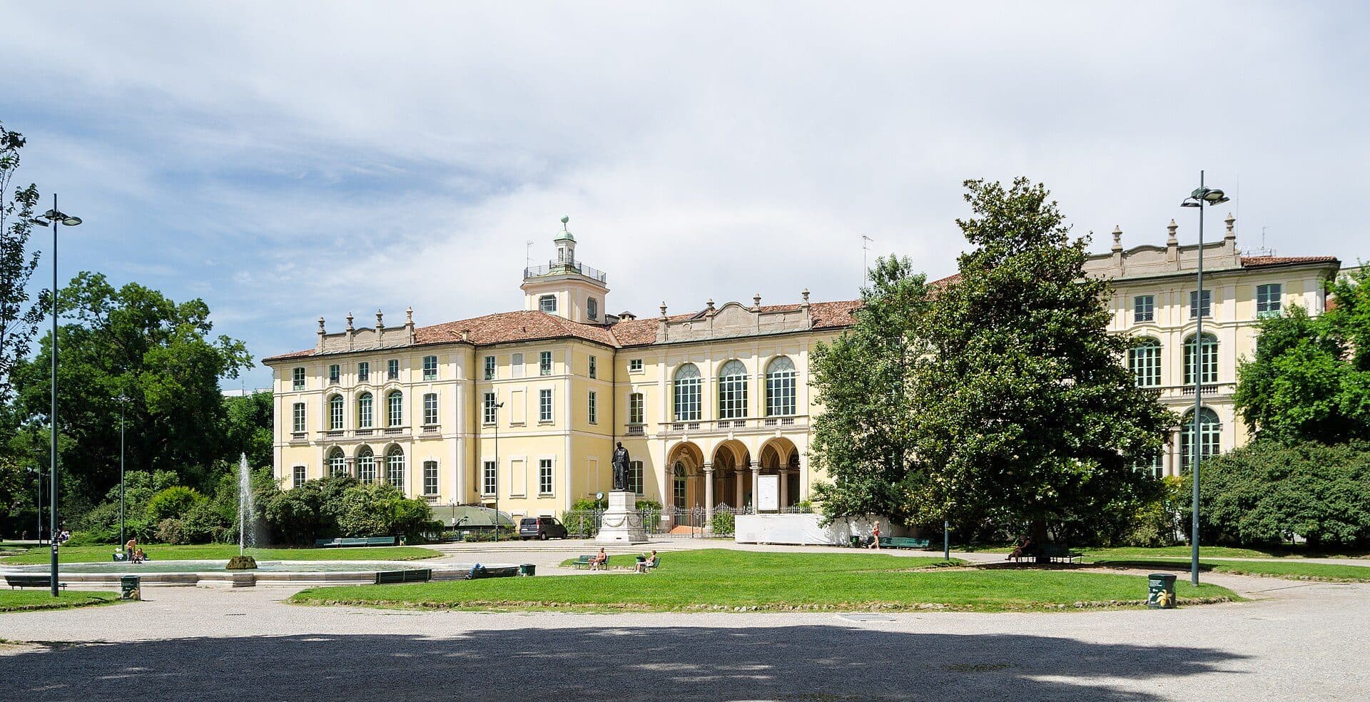 Vista externa do Palazzo Dugnani em Milão