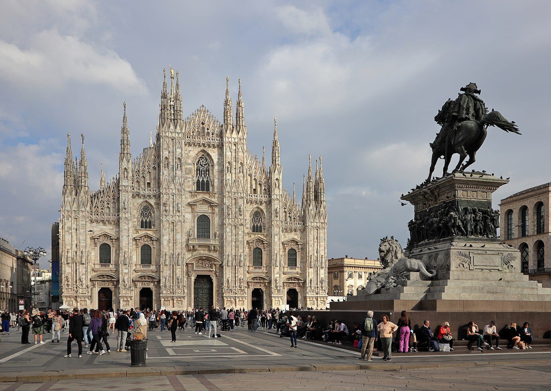 Vista do Duomo di Milano com o Monumento a Vittorio Emanuele II e o Museo del Novecento em Milão