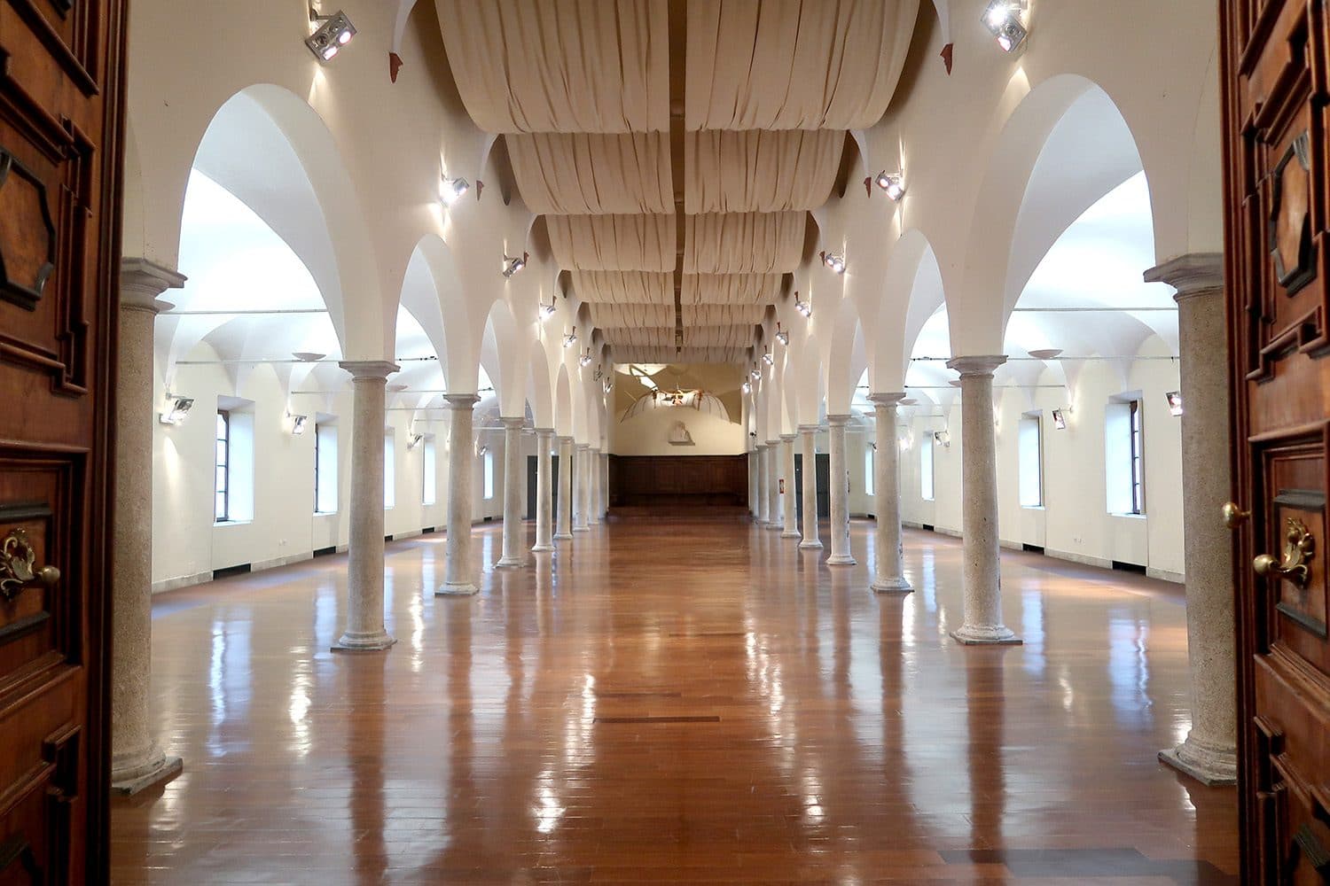 Sala delle Colonne no Museo Nazionale Scienza e Tecnologia Leonardo da Vinci