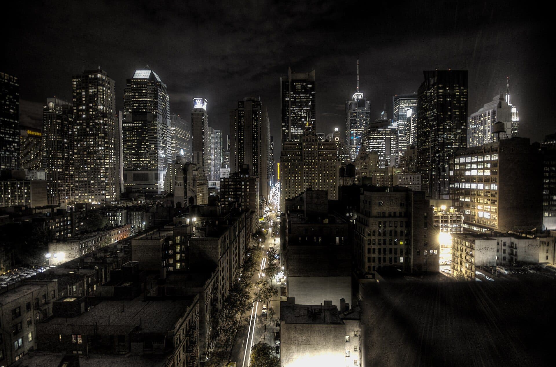 Vista da cidade de Nova York com prédios iluminados à noite