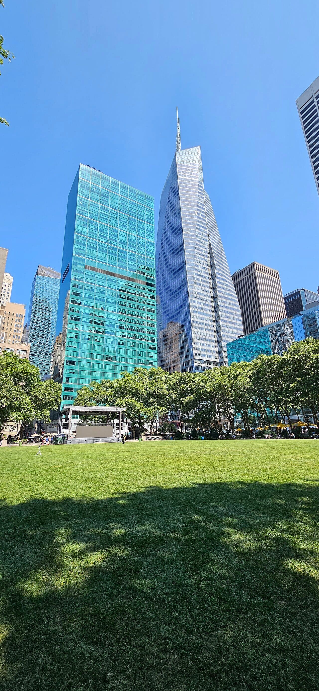 Vista dos edifícios do centro a partir do Bryant Park em Nova York