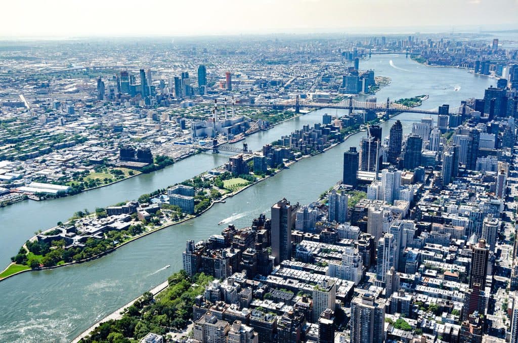 Vista aérea da Ilha Roosevelt e da cidade de Nova York