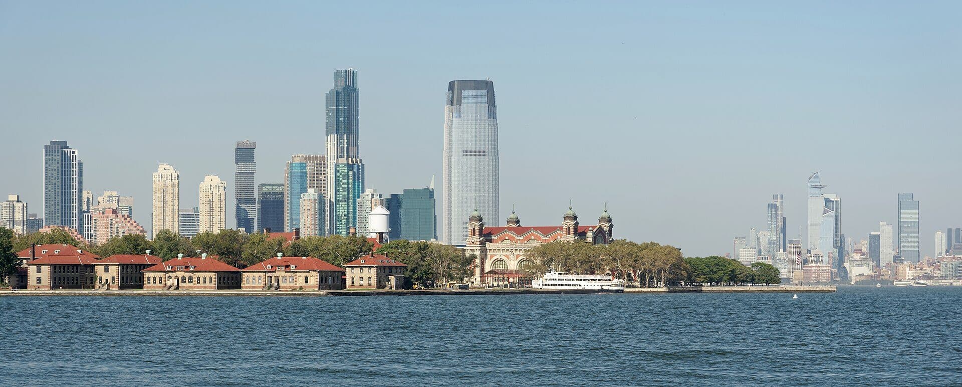 Vista de Ellis Island a partir de Liberty Island em Nova York