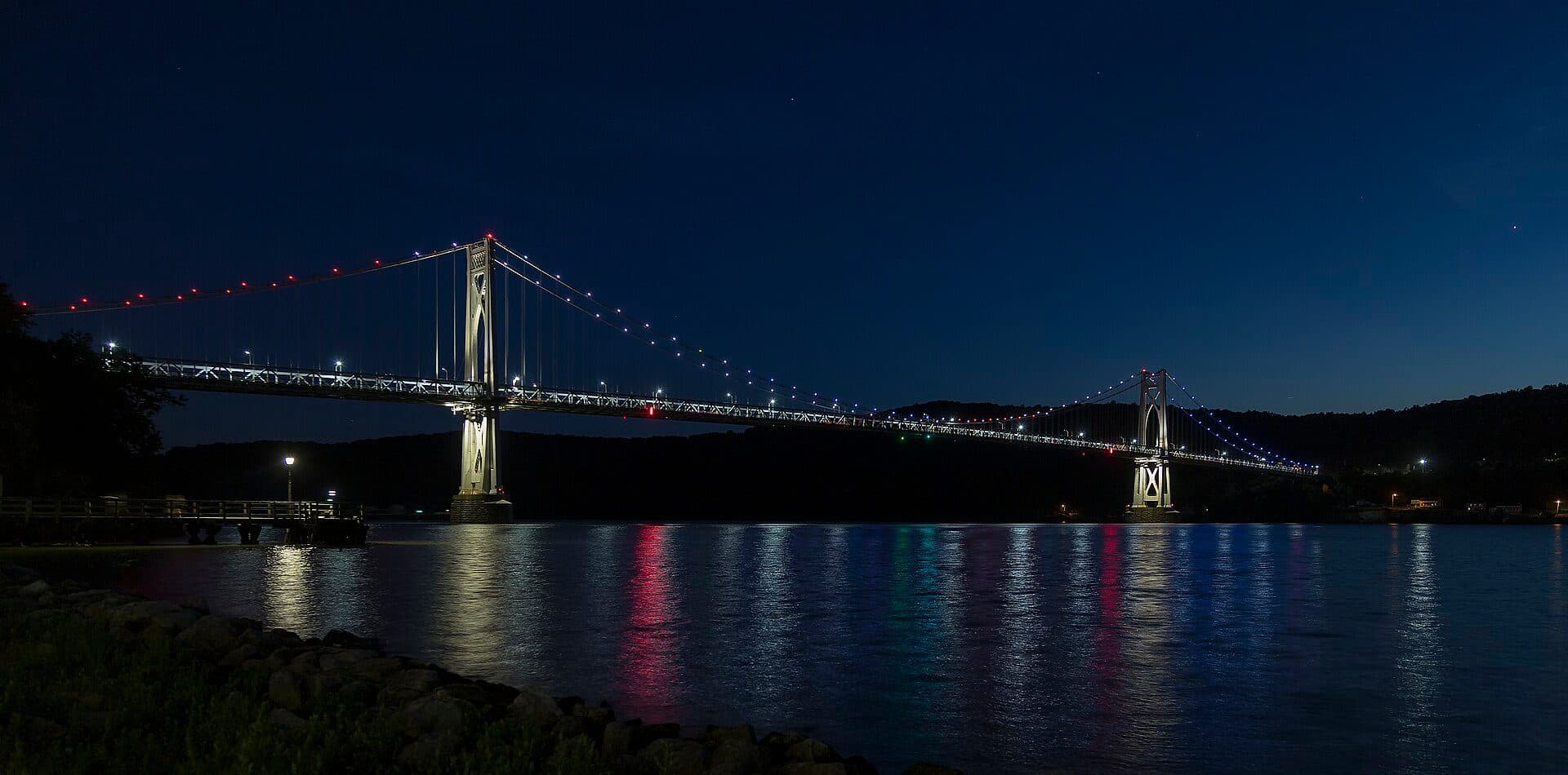 Vista da ponte Mid-Hudson Bridge iluminada à noite