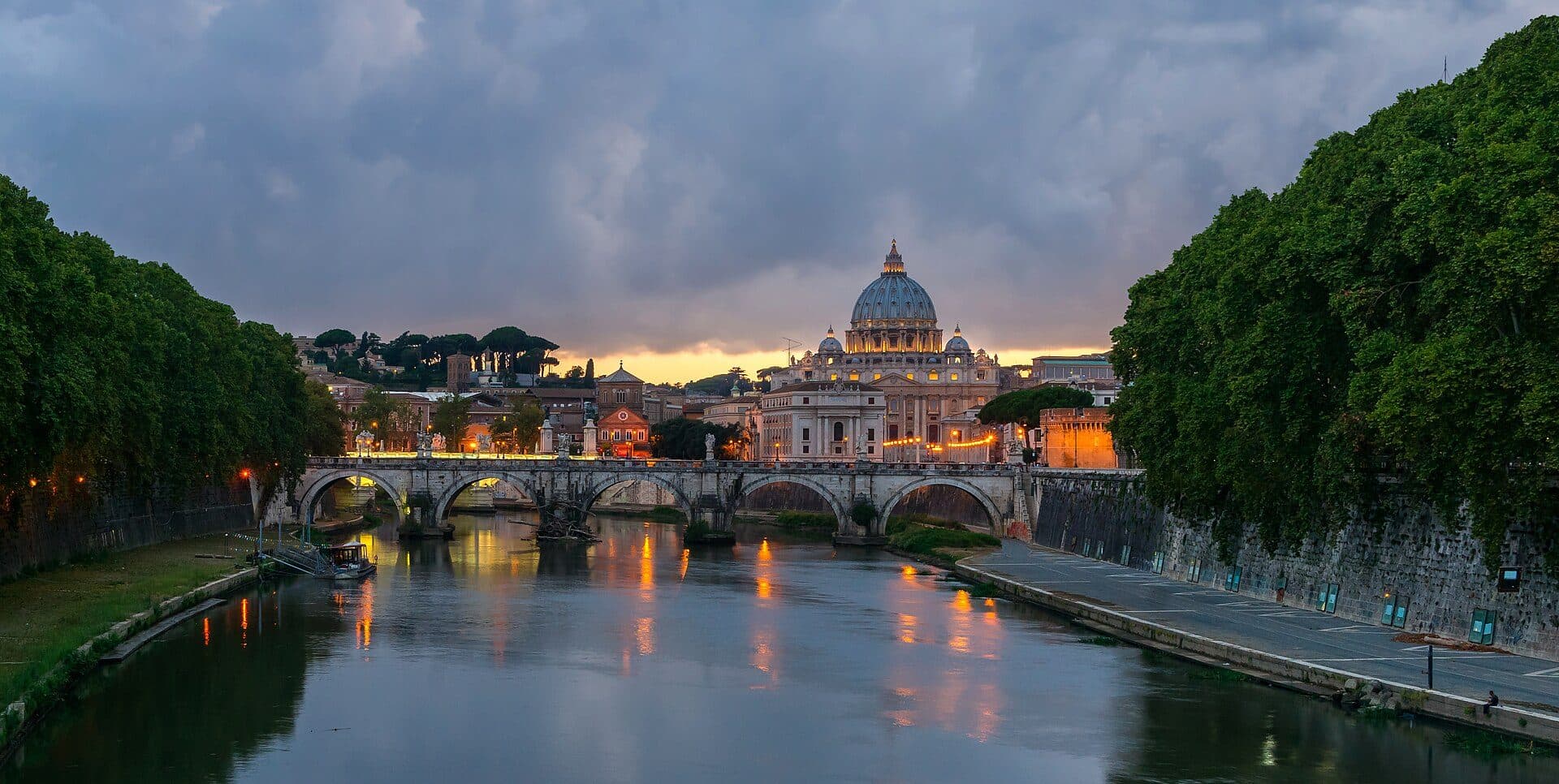 Ponte Sant'Angelo durante o entardecer em Roma, na Itália