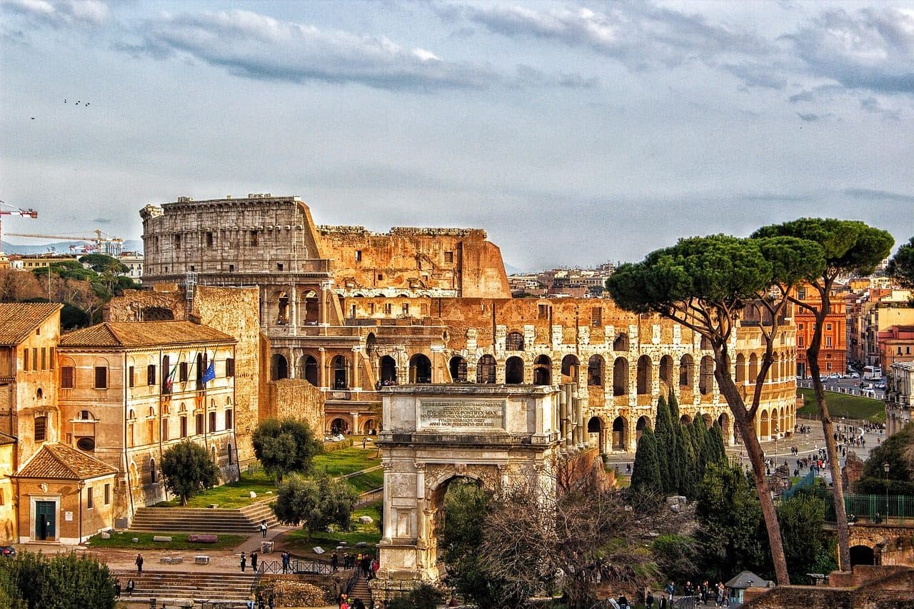Vista do Coliseu sob a luz do sol em Roma