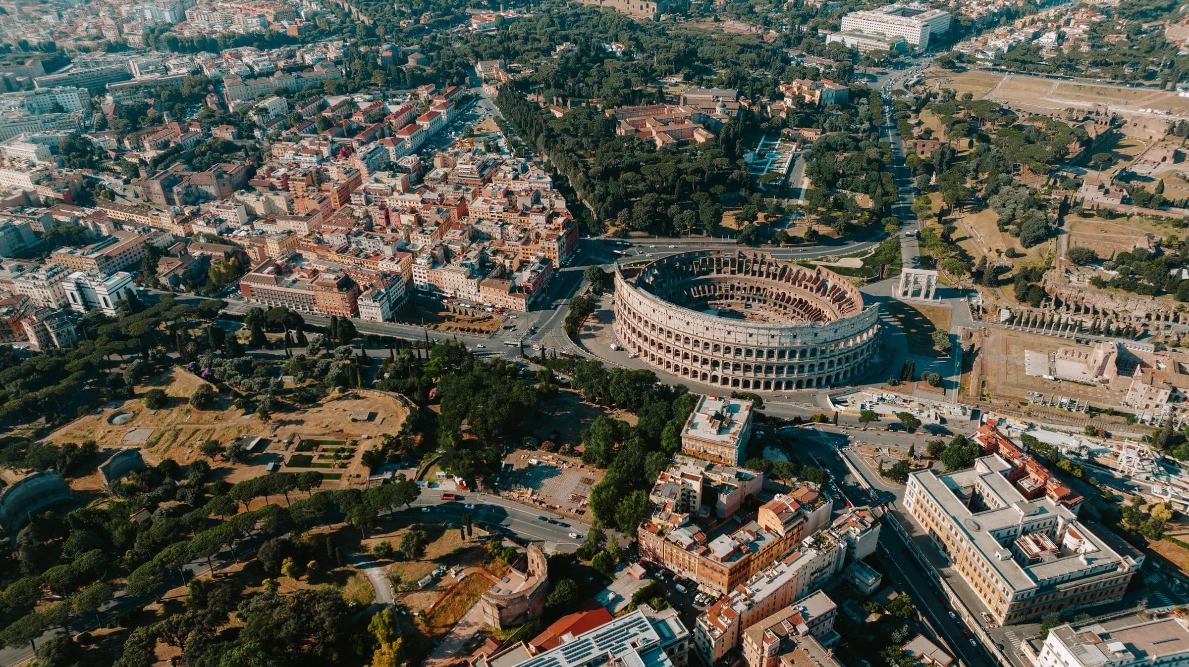 Vista aérea do Coliseu cercado pela paisagem urbana de Roma