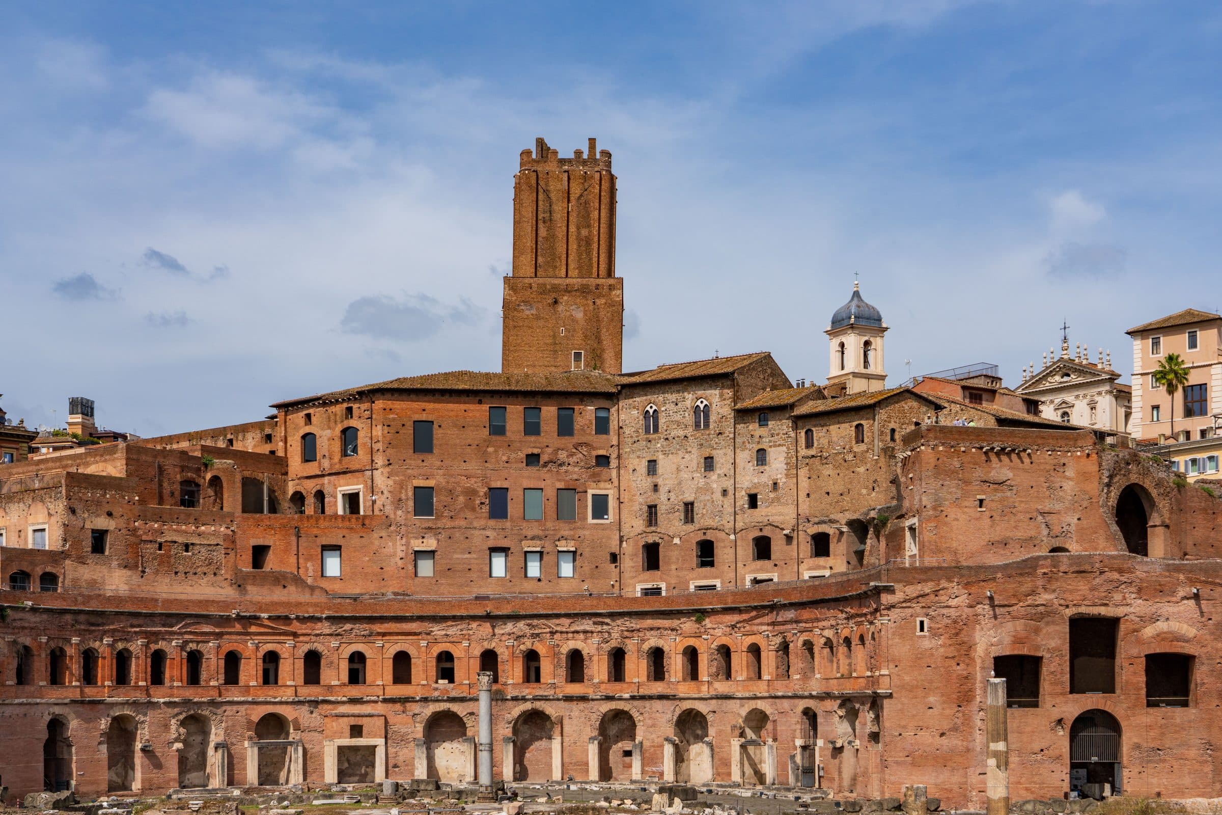 Vista do Mercado de Trajano em Roma com céu azul ao fundo