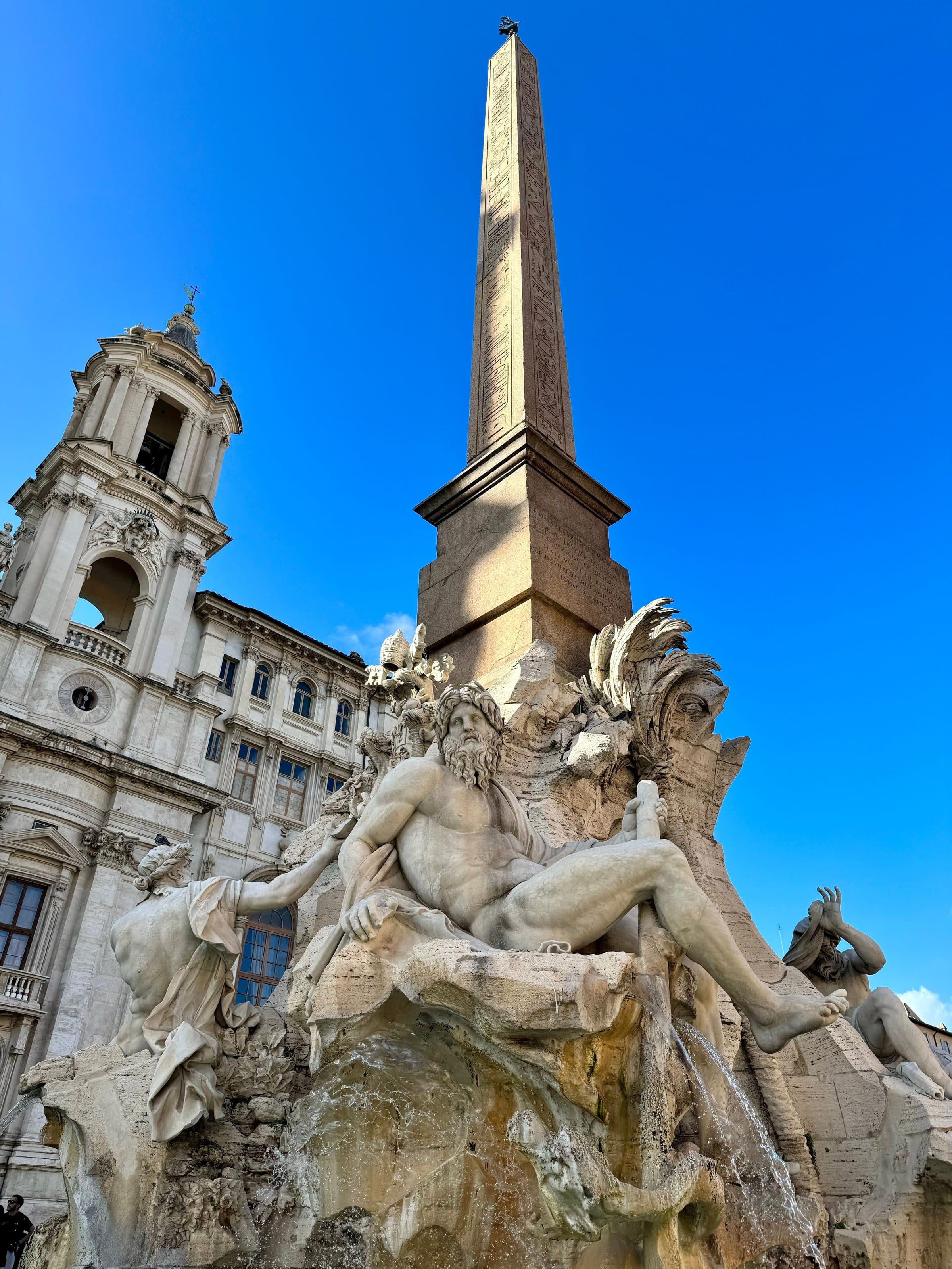 Fonte dos Quatro Rios com seu obelisco na Piazza Navona em Roma