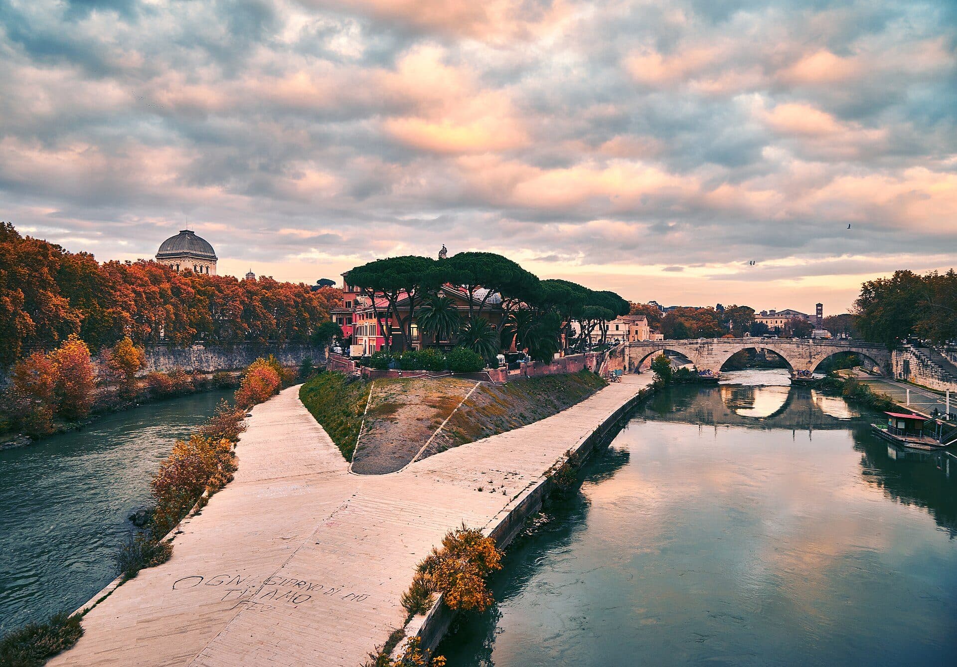 Vista da Isola Tiberina na cidade de Roma