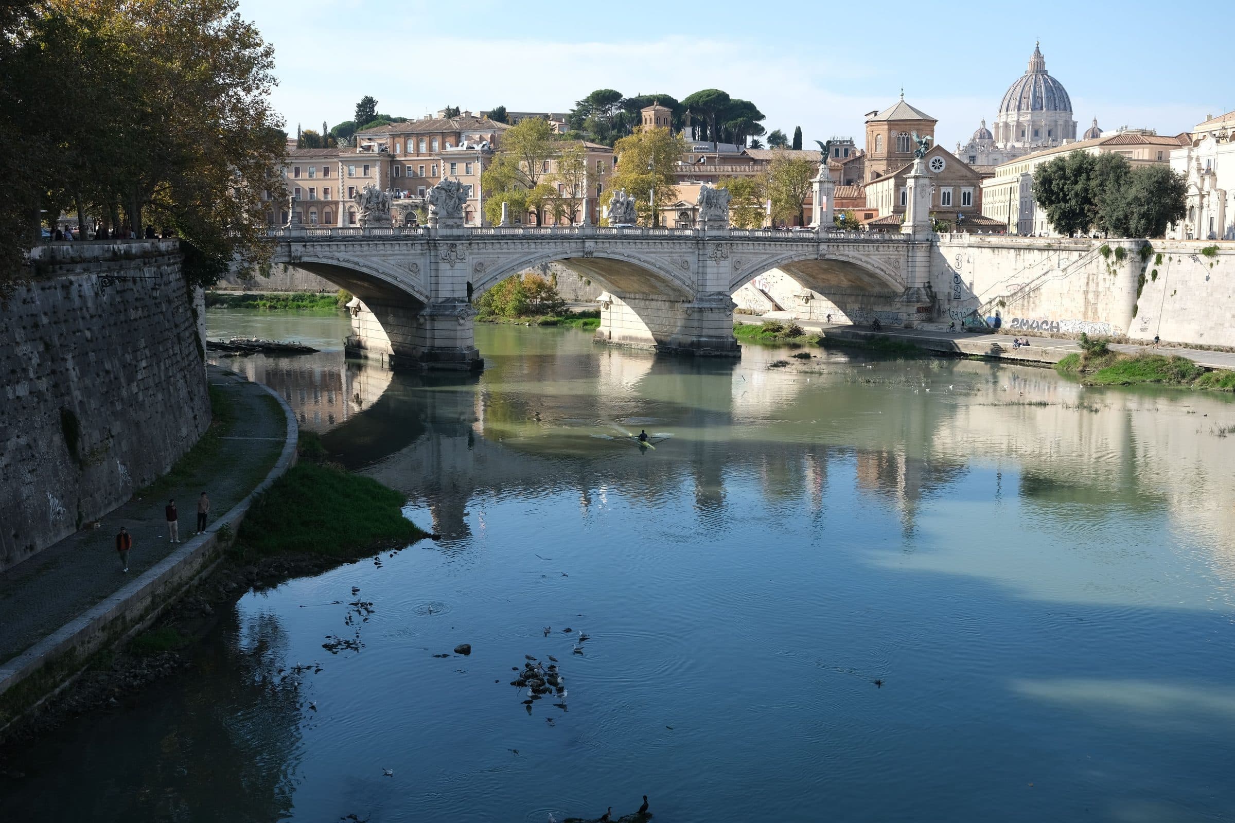 Ponte Sant'Angelo sobre o Rio Tibre em Roma com a Basílica de São Pedro ao fundo