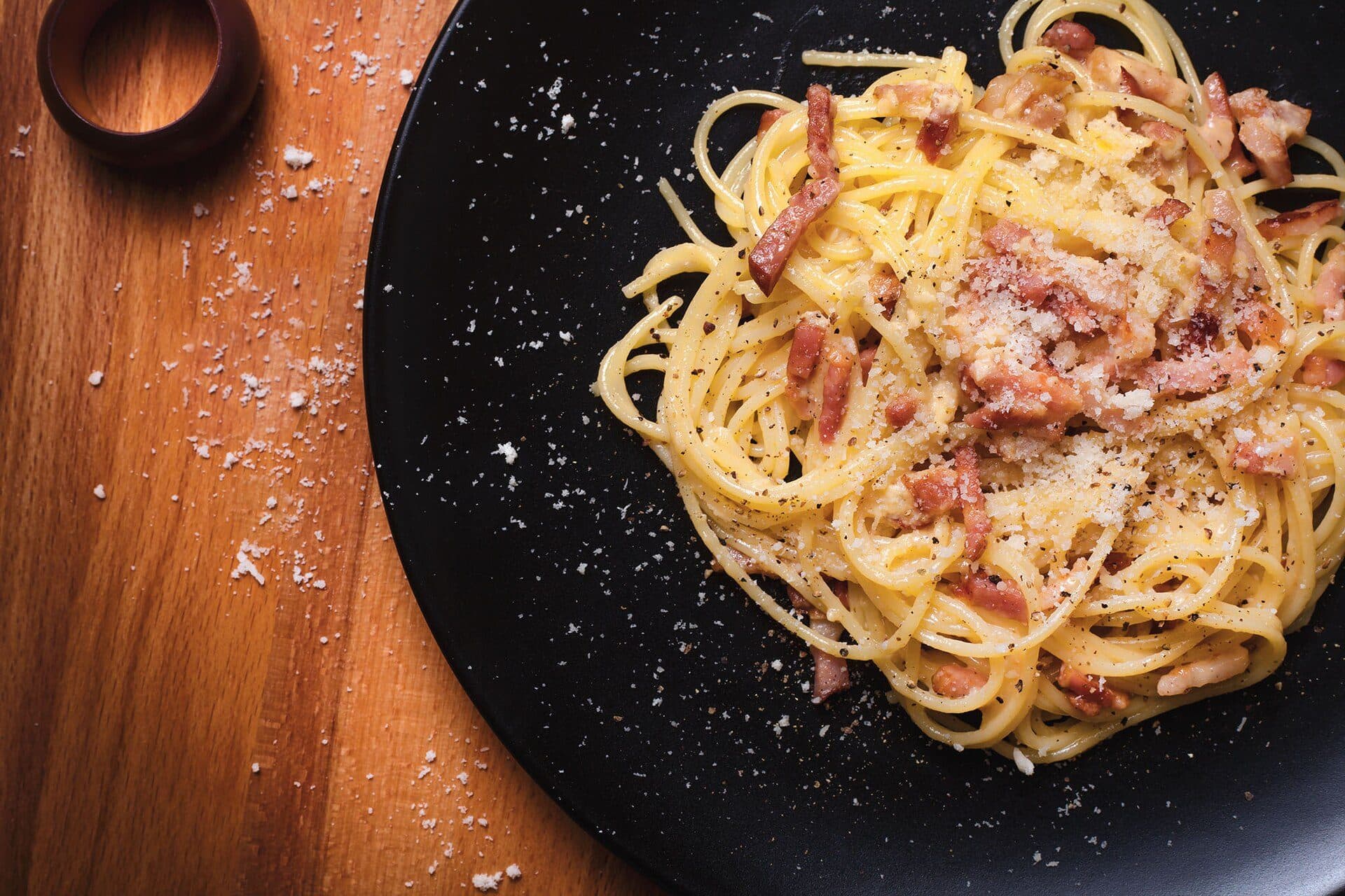 Espaguete à carbonara servido em um prato