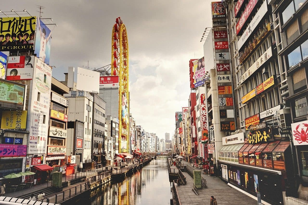 Vista urbana com edifícios na cidade de Osaka, no Japão