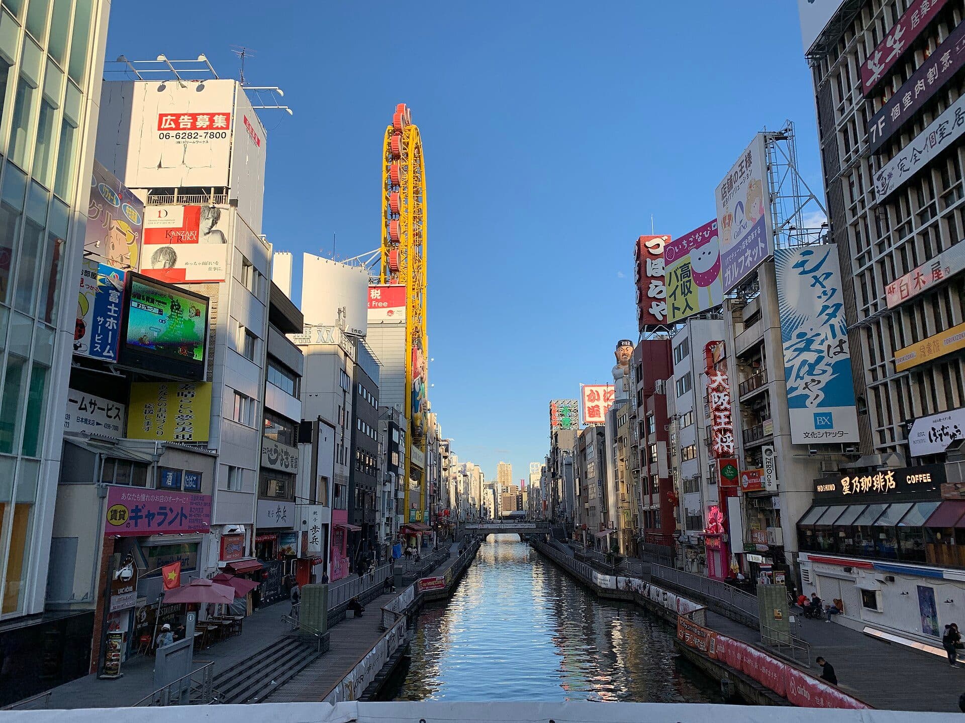 Vista urbana do canal e prédios no distrito de Dotonbori