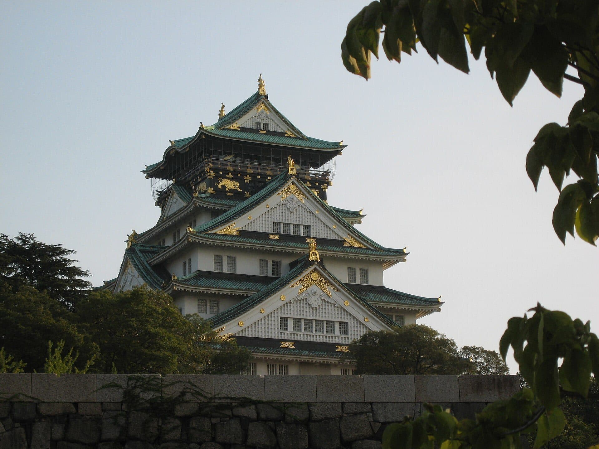 Vista da arquitetura tradicional do Castelo de Osaka