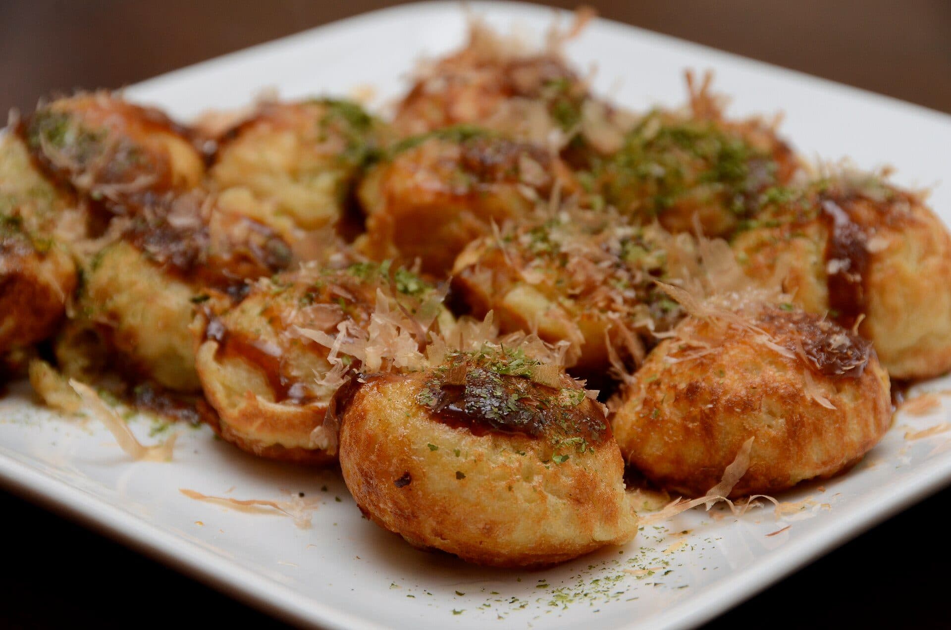 Porção de takoyaki servida pronta para consumo