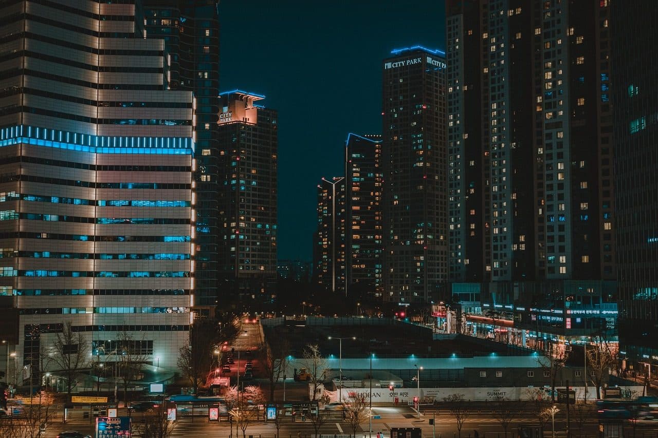 Vista noturna da cidade de Seul com edifícios e luzes urbanas