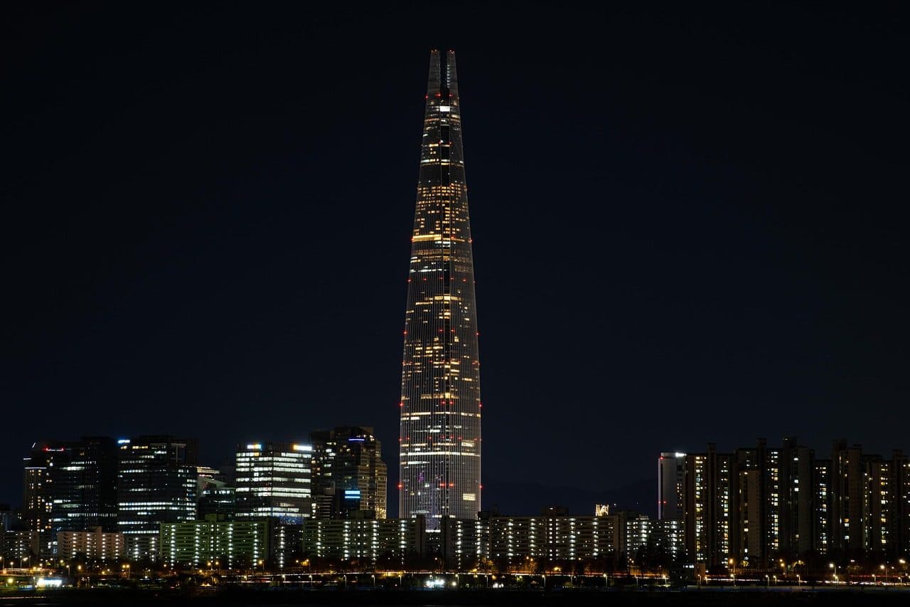 Vista noturna da Lotte Tower iluminada na cidade de Seul