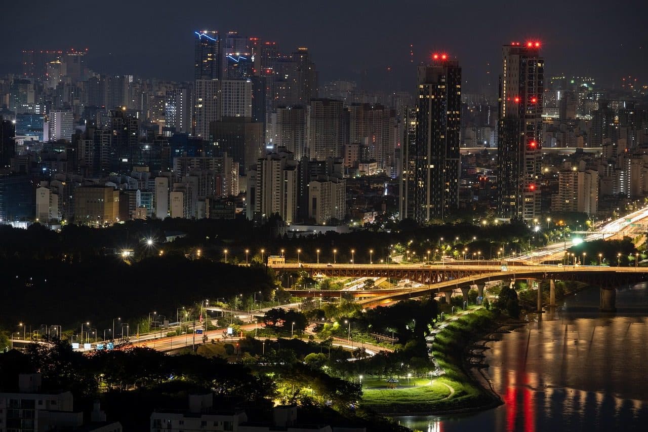Vista noturna da paisagem urbana e da arquitetura da cidade de Seul