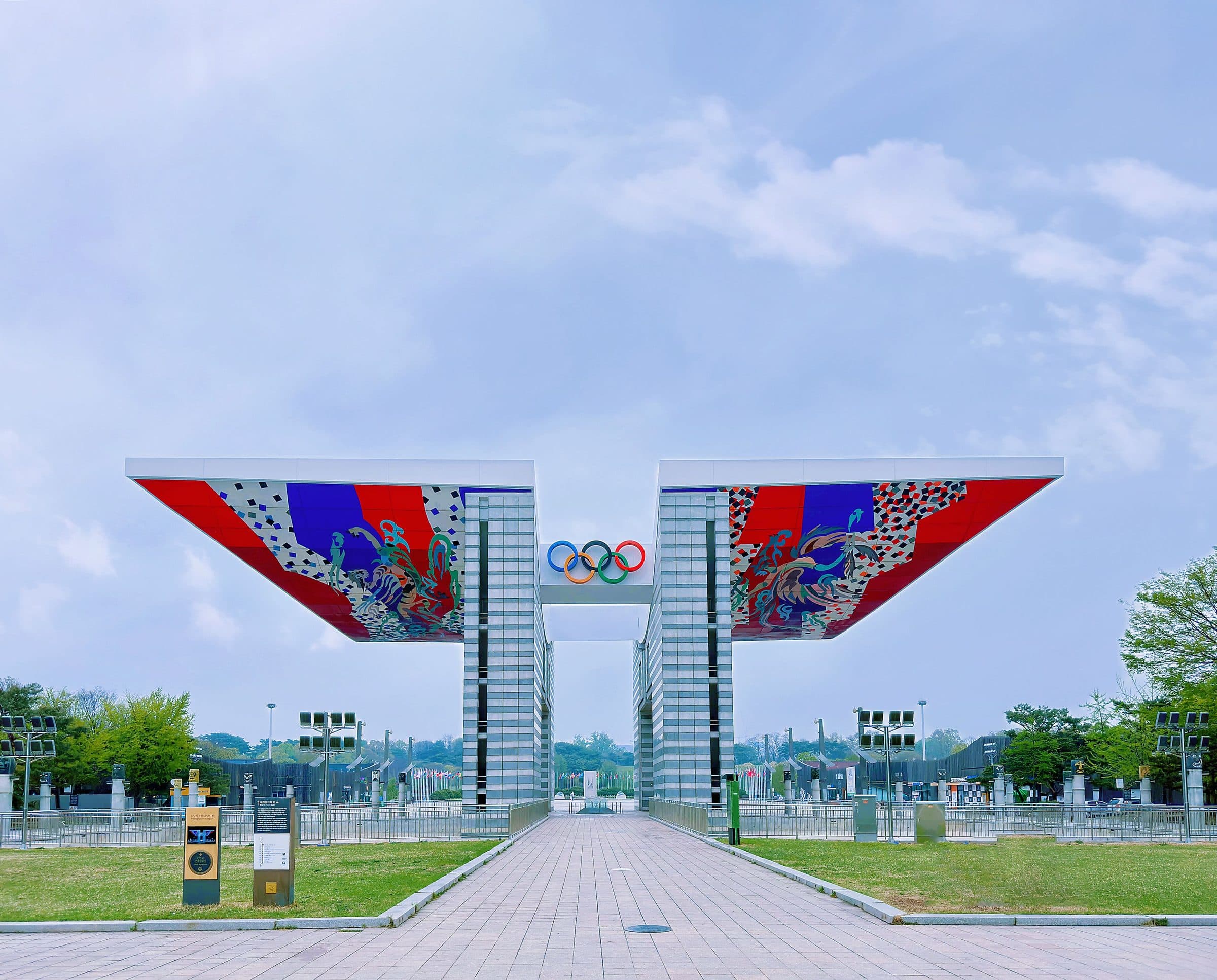 Vista da colorida estrutura do Portão Olímpico no Parque Olímpico de Seul, na Coreia do Sul