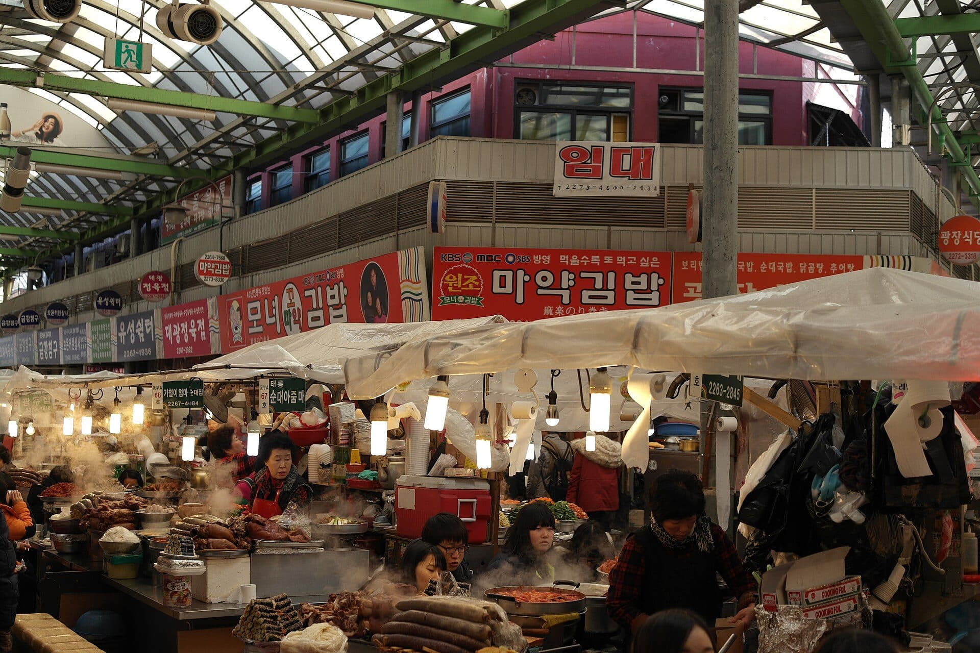 Vista do tradicional Mercado Gwangjang com suas barracas e pedestres